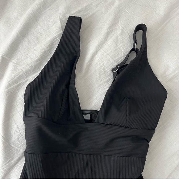 ❤️ H&M Lined V-Neck High Leg Empire Waist Shaping Swimsuit - Black, Size M - Picture 3 of 6